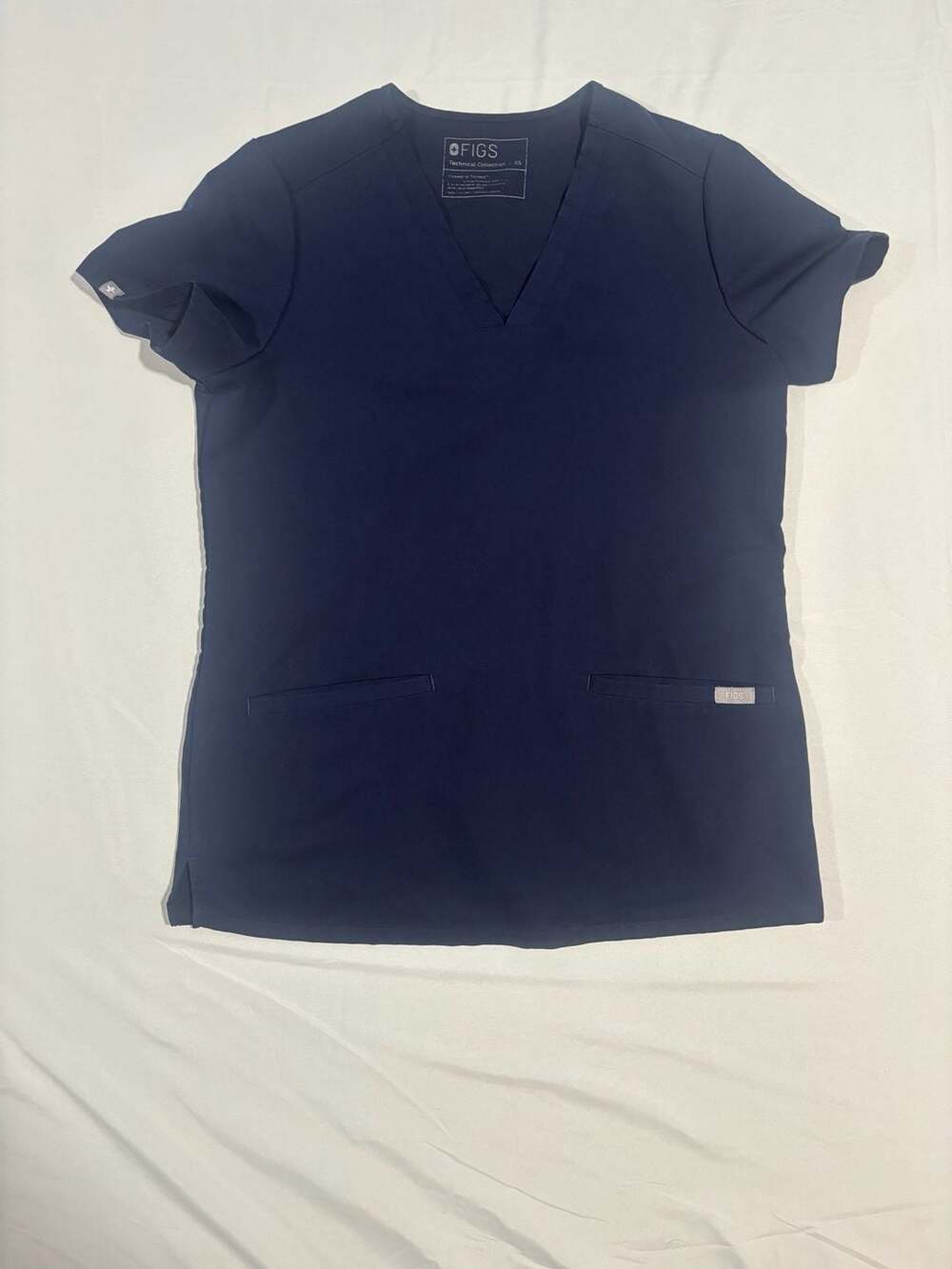 FIGS Casma Three-Pocket V-Neck Scrub Top in Navy Blue